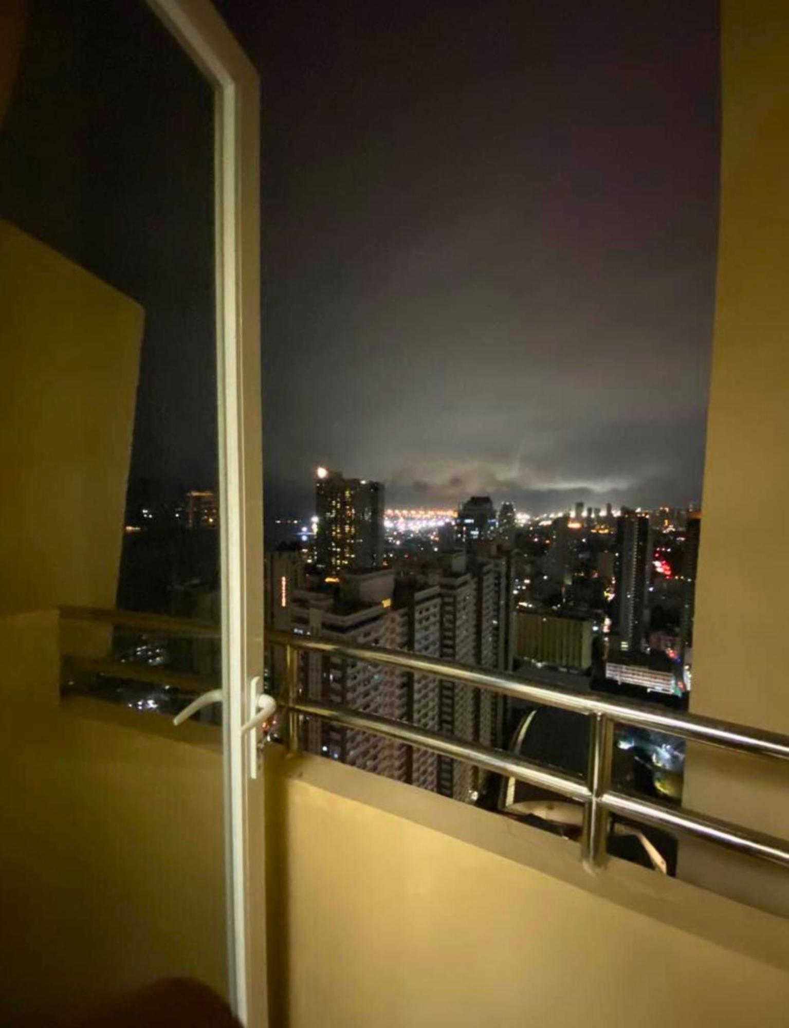 Near Us Embassy X Free Unlimited Pool, Massage & Sauna Access X Promo This Month! Explore Deluxe Studio W Balcony In Manila Perfectly Situated Near Naia Airport, Heart Of Manila Updated 2025 Price For Your Unforgettable Ultimate Staycation Experience エクステリア 写真